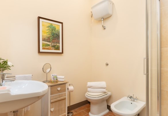 The bathroom with shower no. 3 (unit 2) on the ground floor – Villa Iole