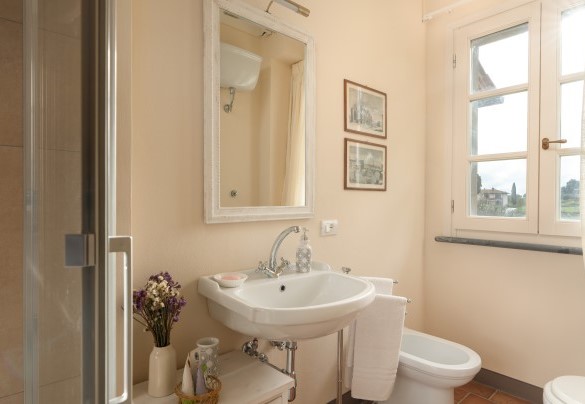 The ensuite bathroom with shower no. 5 (unit 3) on the first floor – Villa Iole