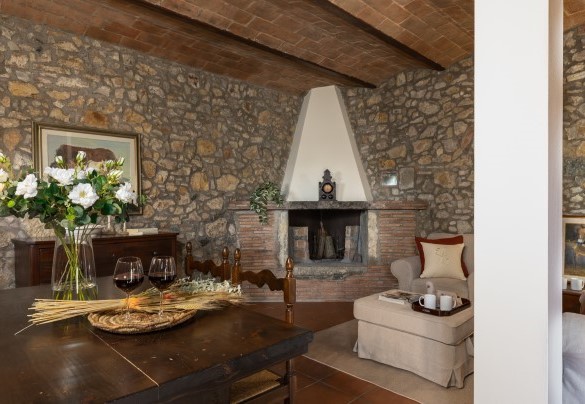 The living room with fireplace and TV in the annex – Villa Loredana