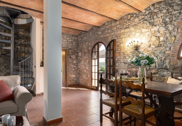 The living room with fireplace and TV in the annex – Villa Loredana