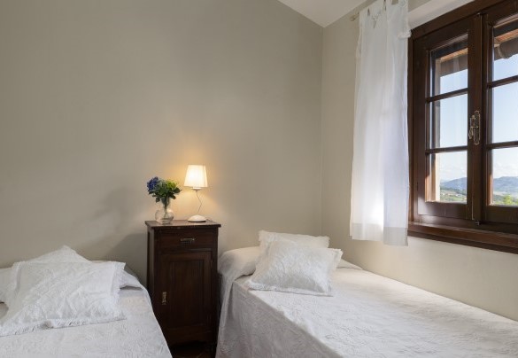 The twin bedroom with joinable beds no. 5 on the first floor in the annex – Villa Loredana