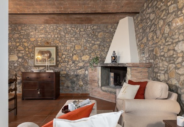 The living room with fireplace and TV in the annex – Villa Loredana