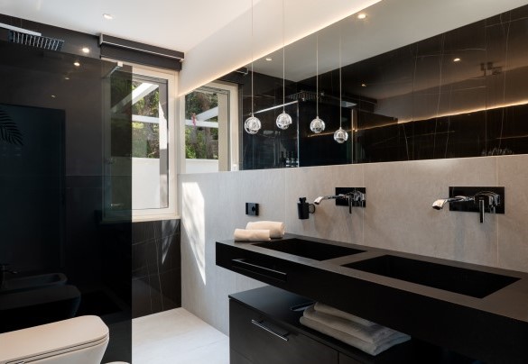 En suite bathroom with shower no. 3 - Villa Lunezia