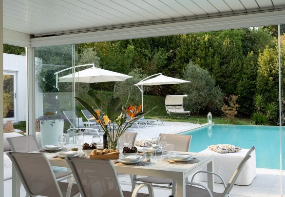 Veranda with dining table and direct access to the pool - Villa Lunezia