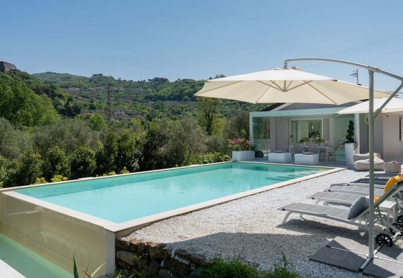 The sunbathing area is equipped with sun loungers and umbrellas - Villa Lunezia