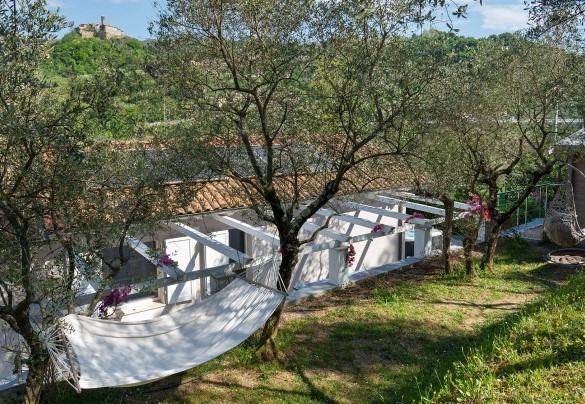 Equipped relaxation areas in the garden with a swing ans hammocks - Villa Lunezia