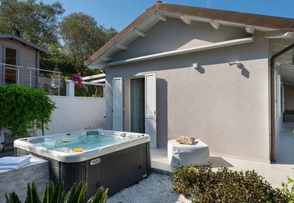 Relaxation area with whirlpool tub - Villa Lunezia