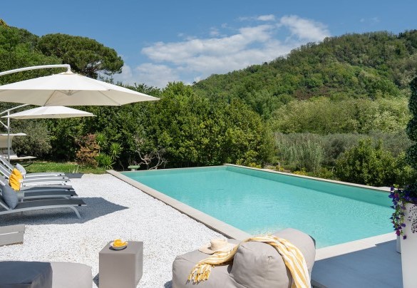 The sunbathing area is equipped with sun loungers and umbrellas - Villa Lunezia