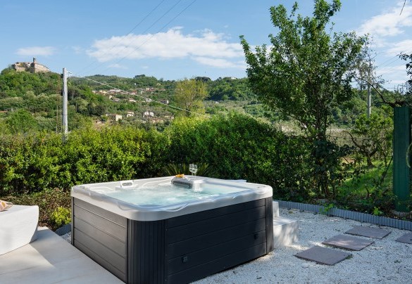 Relaxation area with whirpool tub - Villa Lunezia
