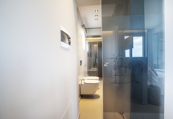 Bathroom with shower n.8, ensuite to bedroom n.7 on first floor - Villa Maria Paradiso