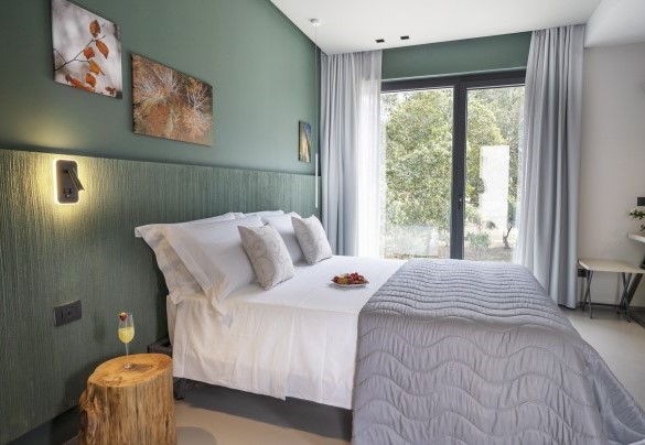 Double bedroom n.6 with ensuite bathroom n.7 with shower on first floor - Villa Maria Paradiso