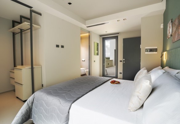 Double bedroom n.6 with ensuite bathroom n.7 with shower on first floor - Villa Maria Paradiso