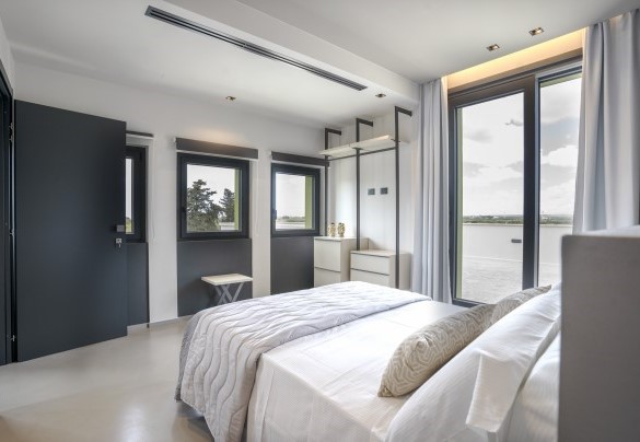 Double bedroom n.7 with ensuite bathroom n.8 with shower on first floor - Villa Maria Paradiso