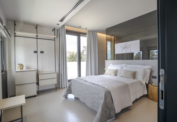 Double bedroom n.7 with ensuite bathroom n.8 with shower on first floor - Villa Maria Paradiso
