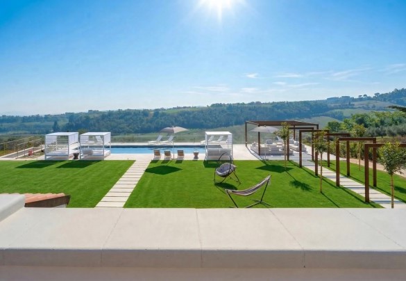 La piscina ha forma rettangolare  - Villa Oxa 