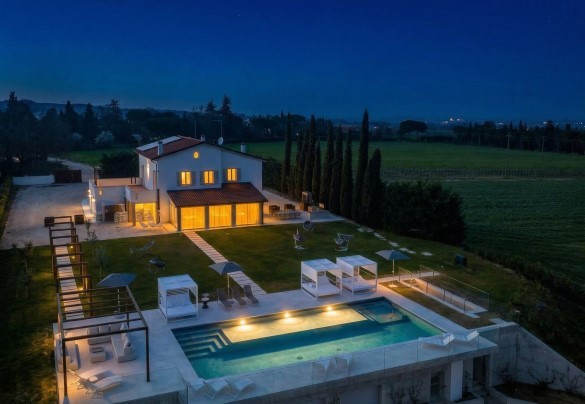 Atmosfera suggestiva della proprietà in notturna - Villa Oxa 