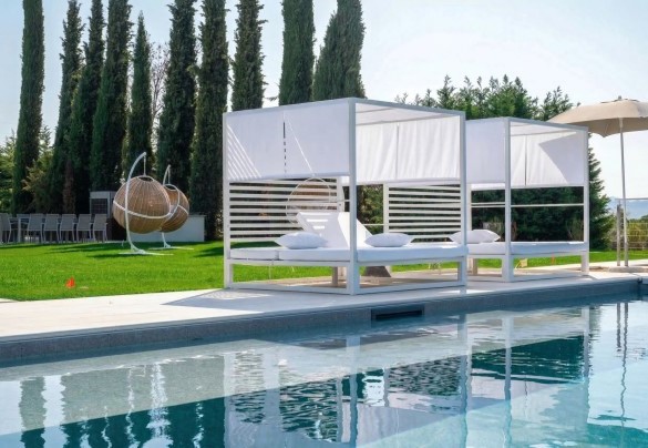 La zona prendisole è attrezzata con lettini e ombrelloni  - Villa Oxa 