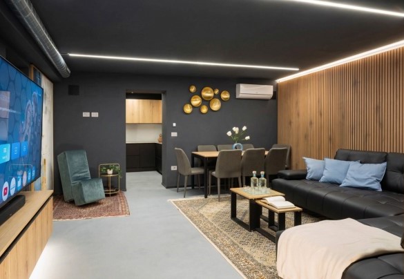 Living con zona tv nel piano interrato - Villa Oxa 