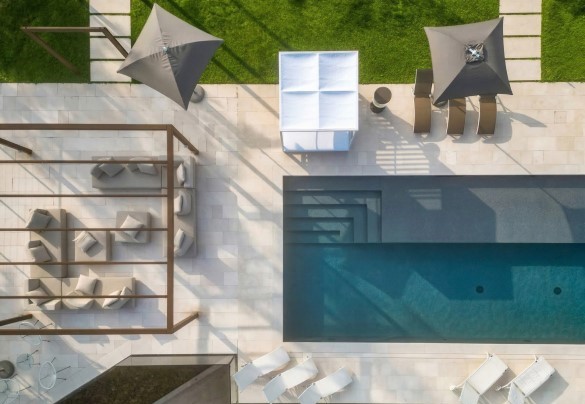 La zona prendisole ospita un gazebo  - Villa Oxa 