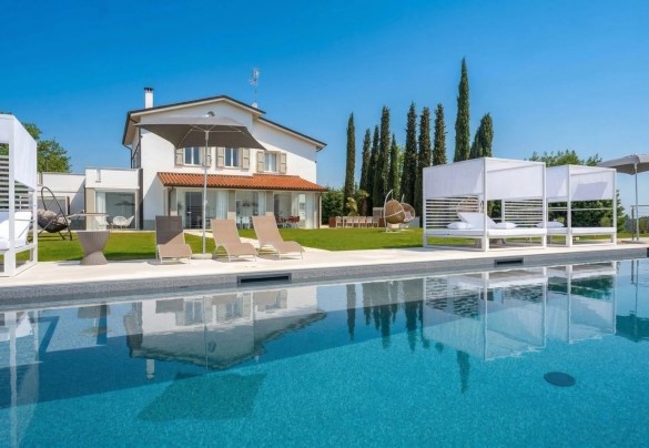 La piscina si trova a pochi metri di distanza dalla villa  - Villa Oxa 