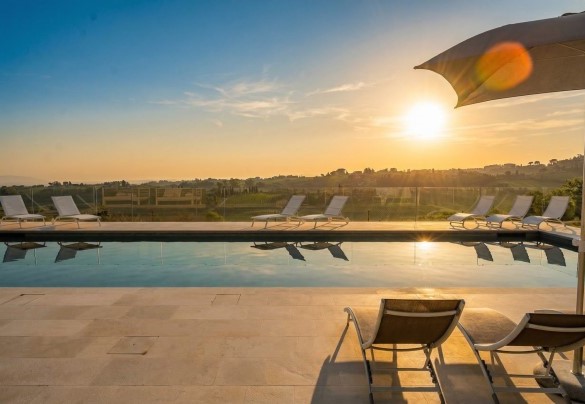 La piscina con area idromassaggio  - Villa Oxa 