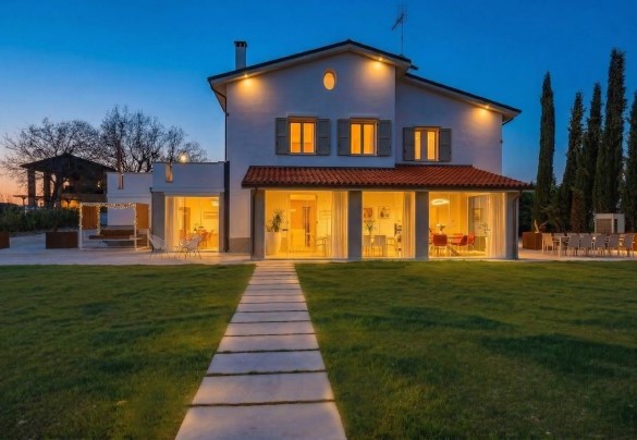 Facciata della villa con veranda - Villa Oxa 