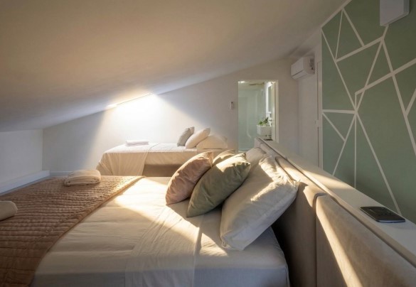 Camera matrimoniale con letto singolo aggiunto n.6 al secondo piano  - Villa Oxa 