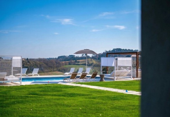 La zona prendisole è attrezzata con lettini e ombrelloni  - Villa Oxa 