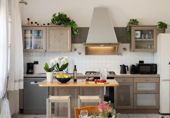 Fully equipped kitchen with central island - Villa Perelle 