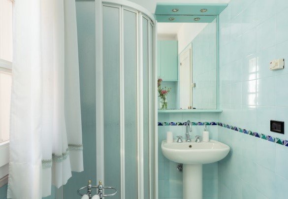 Bathroom with shower no. 2 (ground floor) - Villa Perelle 