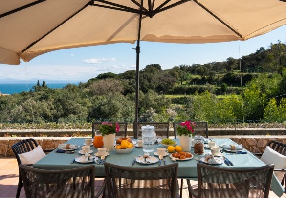 Outdoor dining area with a view - Villa Perelle 
