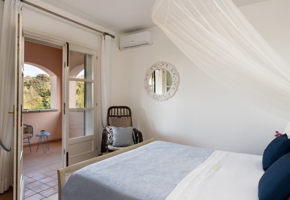 Double bedroom no. 4 with access to the terrace - Villa Perelle 