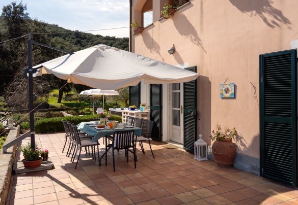Outdoor dining area with a view - Villa Perelle 