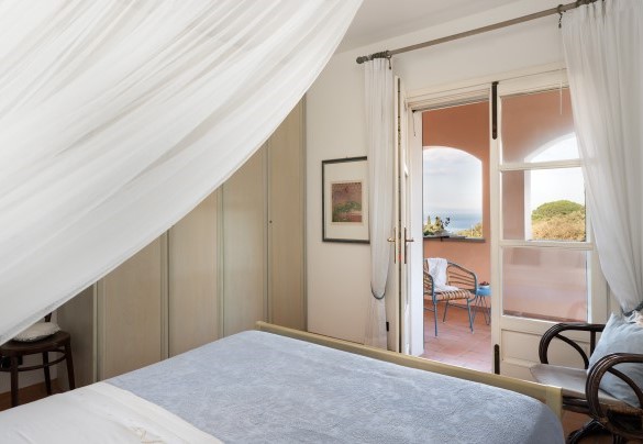 Double bedroom no. 4 with access to the terrace - Villa Perelle 