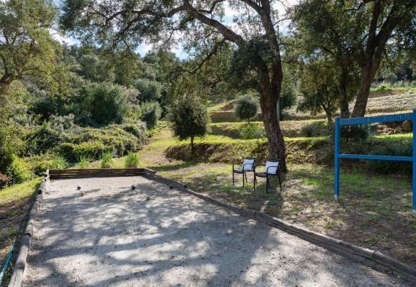 Surrounded by lush gardens, ideal for relaxation and leisure - Villa Perelle 