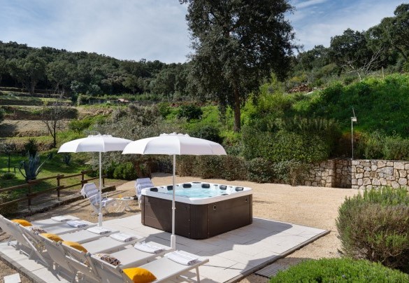 Whirlpool tub just a few steps from the villa - Villa Perelle 