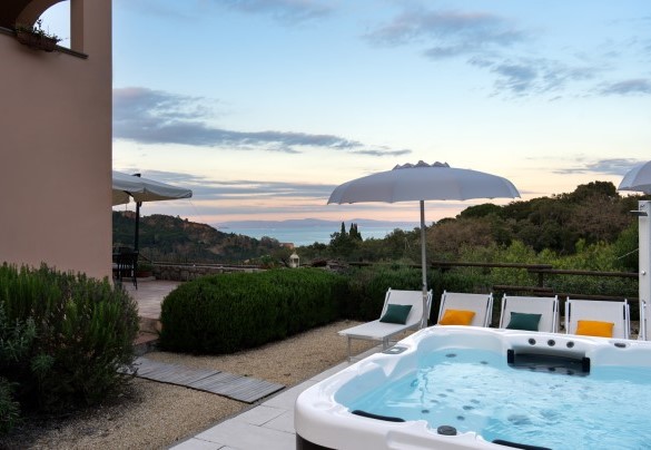 Whirlpool tub with relaxation area at sunset - Villa Perelle 