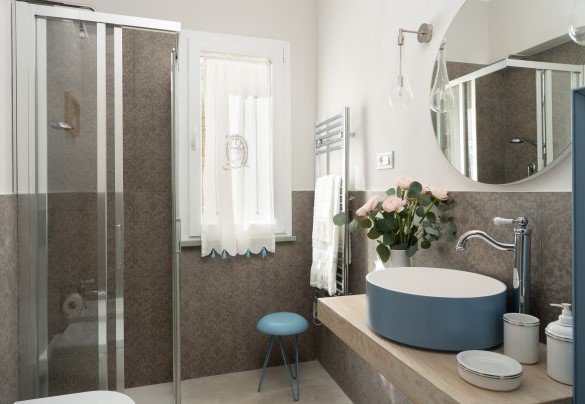 En-suite bathroom with walk-in shower no. 1 (ground floor) - Villa Perelle 