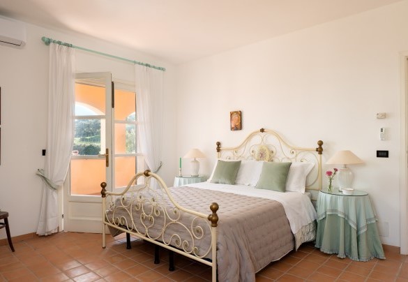 Double bedroom no. 2 with access to the terrace - Villa Perelle 