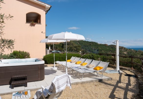  Whirlpool tub and sunbathing area	 - Villa Perelle