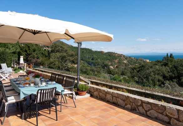 Panoramic outdoor dining area - Villa Perelle 
