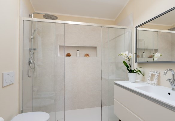 En-suite bathroom with walk-in shower no. 3 - Villa Perelle 