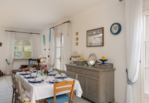 Dining table in the ground floor living room - Villa Perelle 
