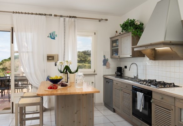 Kitchen with direct access to the outdoor dining area - Villa Perelle 