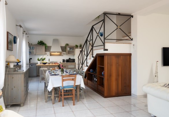 Kitchen with dining table on the ground floor – Villa Perelle 