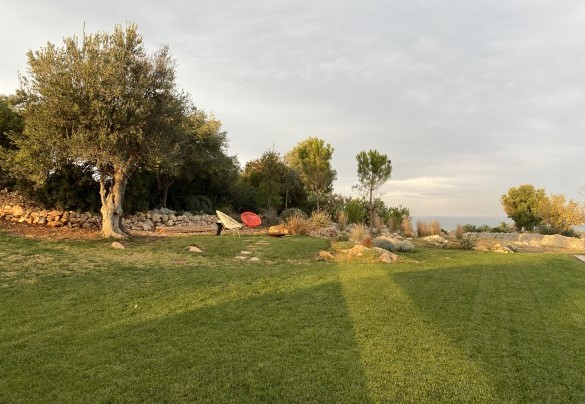 Il giardino offre delle zone relax - Villa Specchio di Mare 