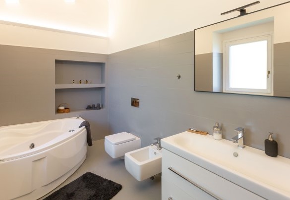 The ensuite bathroom n. 5 with hydromassage tub on the first floor of annex 1 – Villa Terre Normanne