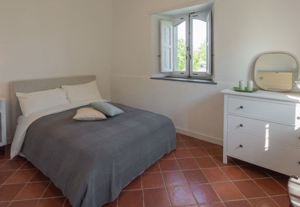 The queen-size bedroom n. 8 (1,40m) in annex 2 – Villa Terre Normanne