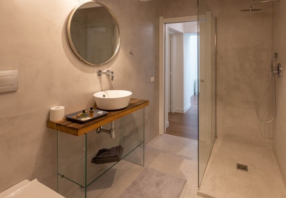 The private bathroom n. 6 with shower on the first floor of annex 1 – Villa Terre Normanne