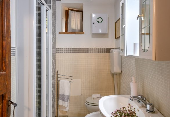 Bathroom with shower no. 3 on the lower floor – Villa Valgiorgia